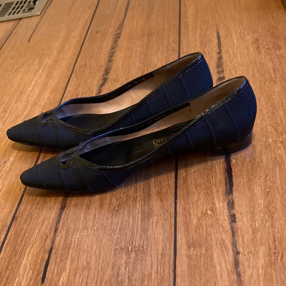 Salvatore Ferragamo Women's Black Pointy toe Flats - Picture 3 of 5